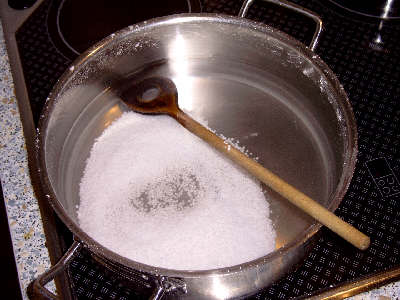 Steinsalz in Wasser lösen